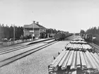 Kilafors stationsområde med godståg med brädor.