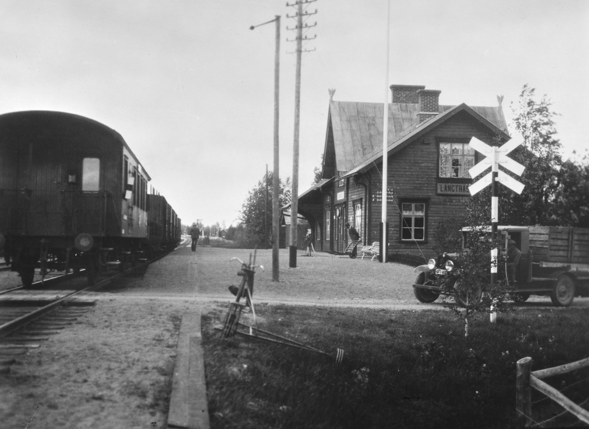 Långträsk station med ett blandat tåg. Personvagnen Statens Järnvägar, SJ CF4.