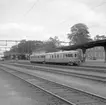 Motala station med elrälsbusståg.