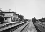 Stationen togs i bruk 1873
NKJ 6 eller trol. 8. [Nora-Karlskoga Järnväg.]
SJ Cc-lok.