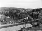 Vy över Tullinge med järnvägsstationen och landsvägen.