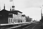 Töreboda stationshus med ställverk och bangård.