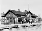 Vretstorp station med personal på plattformen.