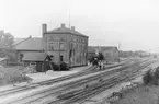 Älmhult järnvägsstation med bangård och lokstall.