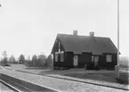 Östra Utsjö stationsbyggnad och lastbrygga.