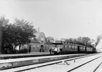 Åhus station
CHJ-tåg. [Kristianstad-Hässleholms Järnväg].
F.d. SSnJ Co närmast. [SSnJ=Stockholm-Satsjön Järnväg.]