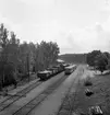 Varveln station, godståg och motorvagn på bangården.