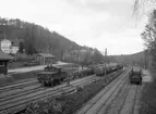 Oskarsström station. Lokomotor med godståg. Oskarsströms Sulfitfabrik.