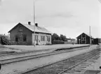 Rött tegel vit fog, gulgrå taklist, rödbruna dörrar och fönster, plåttak, röda skorstenar. Skylten vit med brun stil, grå grund. Magasinet rött med vita lister o knutar, gröna fönster, svart tak.