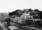 Borås Centralstation, med gods- och personvagnar på bangården.