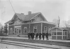 Rävlanda station, med personal på plattformen.