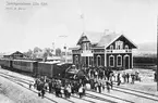 Lilla Edet stationshus med persontåg vid plattform.