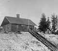 Från det högre belägna stationshuset leder en trappa ner till spåret.
Stationen togs i bruk 1880