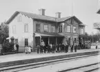 Sandviken stationshus med personal på plattformen.