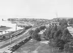 Vy över Korsnäs järnvägsstation med bangård. Brädgård i bakgrunden.