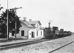 By kyrkby station.
NsHJ lok 3, tidigare MLJ  lok 4 (Till Horndals Järnväg 1917 och från 1921 Littra NsHJ lok 2). Stationen hette tidigare Bredgrind.
