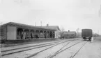 Jädersbruk stationshus och täckt plattform.