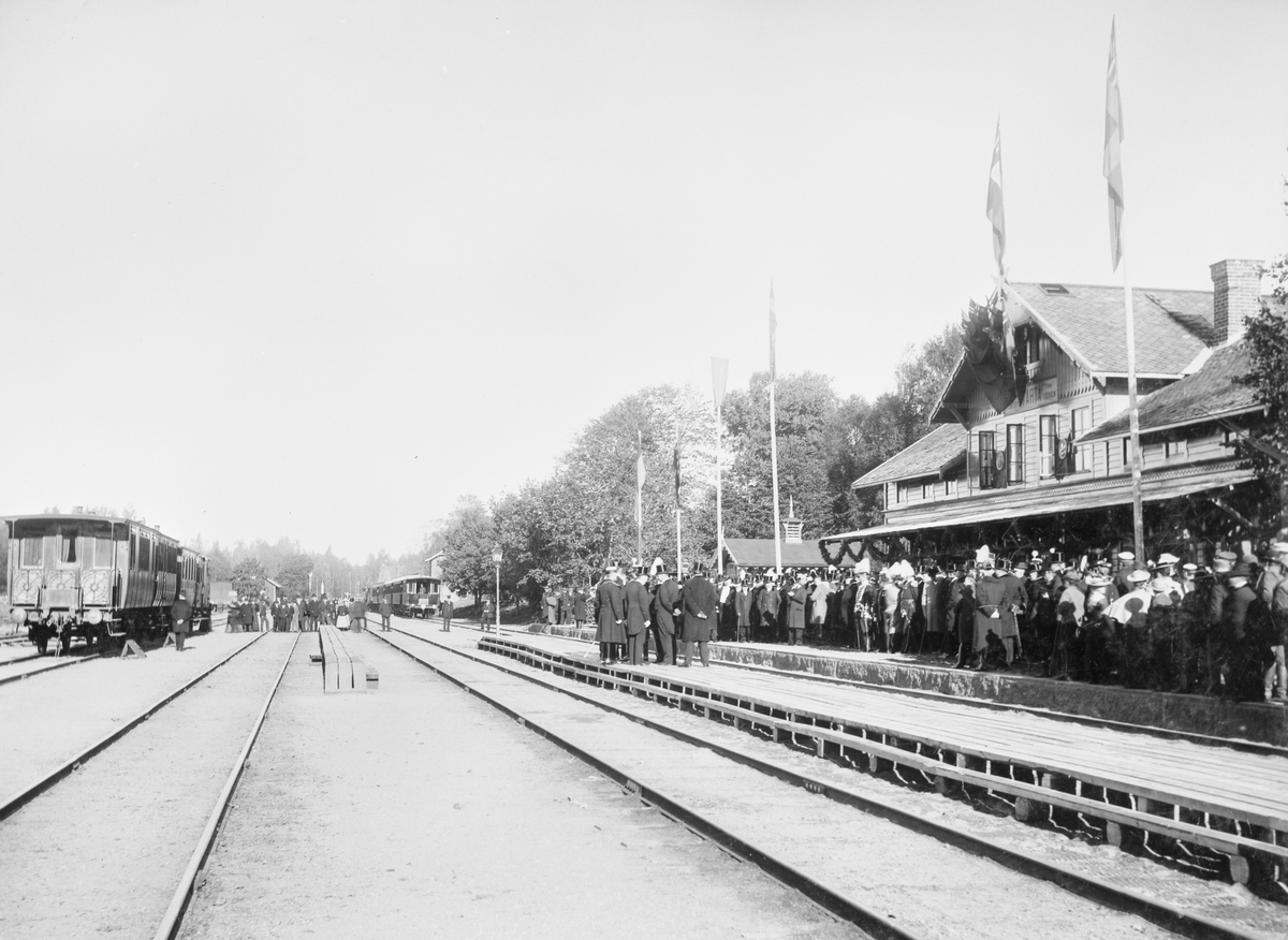 ÖrSJ,Örebro - Svartå Järnväg, invigdes med 175 specialinbjudna gäster däribland prins Eugen och landshövding Axel G. Svedelius. ÖrSJ drev aldrig någon trafik på banan utan den sköttes av Köping-Hults järnväg (KHJ) på 50 års-kontrakt. Den 1 oktober 1897 öppnades banan för allmän trafik. KHJ bytte namn till Örebro-Köpings järnväg (ÖKJ) den 1 november 1897.