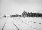 Röl-Smedsta bangård och stationshus i vintertid.