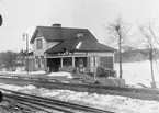 Den ursprungliga stationsbyggnaden ersatt av en ny 1905 .Stationen på 1980-talet använd som repetitionslokal för SJs musikkår, och senare som lokal för JHF. Banan omlagd april 1995, och går nu på högbro. 1995-04-17 togs en ny station med namnet Ekolsund i bruk på den nya linjesträckningen, enbart trafikteknisk station .Öppnad 20.10.1879