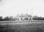 Hette före 3/9 1875 RUNSTA. Stationen anlades 1874. Stationshuset i trä ombyggt 1940 .Stationen öppnad 7/12 1875