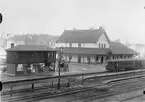 Det första stationshuset, ett envångings trähus, uppfördes 1875, revs 1908. Det nuvarande stationshuset, som togs i bruk 1908, är ett tvåvånings stenhus. Modernt elektriskt ställverk togs i bruk 1946 .Rivningsmaterialet från 1875 års station användes delvis vid byggandet av ett bostadshus för stationsföreståndaren i Ramnäs 1911 .1908 års stationshus revs på 1970-talet och ersattes av en pendeltågsstation med trapphus och expedition på plattformen.