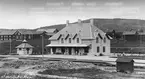 Stationen anlades 1902. 1942 ombyggdes stationshuset, varvid såväl tjänstelokaler som bostadslägenhet moderniserades. Bangården utökades 1941 med två nya spår och 1943 fick stationen spårsanslutning till Smedjebackens Valsverks bruksområde