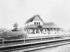 SWB Lok 12 ,  SWB, Stockholm - Västerås - Bergslagens Järnväg.
Det första stationshuset, ett envångings trähus, uppfördes 1875, revs 1908. Det nuvarande stationshuset, som togs i bruk 1908, är ett tvåvånings stenhus. Modernt elektriskt ställverk togs i bruk 1946 .Rivningsmaterialet från 1875 års station användes delvis vid byggandet av ett bostadshus för stationsföreståndaren i Ramnäs 1911 .1908 års stationshus revs på 1970-talet och ersattes av en pendeltågsstation med trapphus och expedition på plattformen.