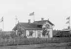 En- och enhalvvånings stationhus i trä