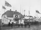 Invigning av EHRJ. EHRJ, Enköping - Heby - Runhällens Järnväg.
Enköpings hamn station.
Hållplats anlagd 12/12 1906  Öppnad 12.12.1906. Godsmagasin. Stationshuset kvar 1990. Persontrafiken nedlagd 1909.