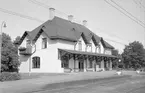 Stationen anlades 1902. 1942 ombyggdes stationshuset, varvid såväl tjänstelokaler som bostadslägenhet moderniserades. Bangården utökades 1941 med två nya spår och 1943 fick stationen spårsanslutning till Smedjebackens Valsverks bruksområde