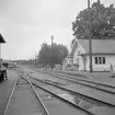 Station anlagd 1885. Stationshuset, envånings i trä, ombyggdes 1939 och 1944 utvidgades expeditionslokalerna