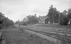 ROJ 5 med tåg
ROJ, Ruda - Oskarshamns Järnväg
Namnet var före 9/5 1948 ÄLGHULTSBY. Station anlagd 1922. En- och halvvånings stationshus i trä, byggt i vinkel