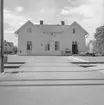 Station anlagd 1905. Stationshuset, envånings med två gavlar mot banan, byggt i trä. Renoverat invändigt 1949. Mekanisk växelförregling