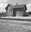Hållplats anlagd 1905. Envånings stationshus i trä, byggt i vinkel