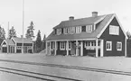 Skoghult nya station.
Hette tidigare BÖLEMÅLA. Tvåvånings stationshus i trä. Mekanisk växelförregling