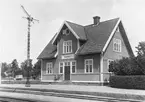 Trafikplats anlagd 1916. En- och enhalvvånings stationshus i trä