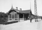 Station anlagd 1873. Stationshuset har sedan dess blivit nybyggt efter en brand. Nuvarande stationshus två våningar, putsat. Mekanisk växelförregling Ursprungliga stationshuset envånings i trä. Nytt stnhus 1898, tillbyggt med en våning 1903.
NOJ ,Nässjö - Oskarshamns Järnväg