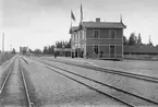 Station anlagd 1897. Tvåvånings stationshus i trä. Moderniserat 1945. Pressbyrån har kiosk vid stationshuset. Mekanisk växelförregling. Längst bak i bild syns lokstallet.