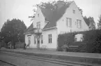 Station anlagd 1899. Stationshuset nybyggdes efter en eldsvåda 1913. Putsat stationshus i en och en halv våning. Moderniserat 1942-43.