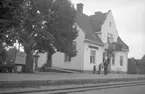 Station anlagd 1899. Stationshuset nybyggdes efter en eldsvåda 1913. Putsat stationshus i en och en halv våning. Moderniserat 1942-43.