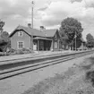 Hållplats anlagd 1899. Envånings stationshus i trä, byggt i vinkel