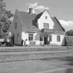 Station anlagd 1899. Stationshuset nybyggdes efter en eldsvåda 1913. Putsat stationshus i en och en halv våning. Moderniserat 1942-43.