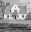 Station anlagd 1899. Stationshuset nybyggdes efter en eldsvåda 1913. Putsat stationshus i en och en halv våning. Moderniserat 1942-43.