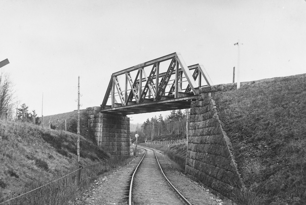 FJ bro över Varberg - Ätrans Järnväg strax söder om Ullared.
FJ , Falkenbergs Järnväg