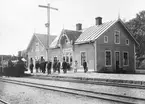 Lok 4?
Station öppnad 27.9.1894. En- och enhalvvånings stationshus i trä. 1908 tillkom en vinkelställd byggnad i anslutning till stationshuset. Stationen nedlagd 31.10.1959. Stationen kvar 1988 som bostadshus. Vagnskjul uppfördes 1901, men det revs efter en kortare tid . Station anlagd 1894 

1899---1941