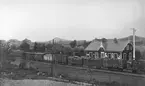 Station öppnad 27.9.1894. Stationshus i en våning i trä, 1906 tillbyggt för att rymma postlokal. Nedklassat till hållplats 1.2.1932 och bemannat med platsvakt till 1959. Stationen kvar som sommarhus 1988 .Hållplats anlagd 1894. Tjänstelokal och bostadslägenhet reparerades 1947 
FJ-tåg
FJ ,Falkenbergs Järnväg