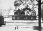 Namnändrad från BENGTSFORS till BENGTSFORS VÄSTRA. Åter till BENGTSFORS? i Js namnlista finns enbart BENGTSFORS. Stationen anlades 1895. Stationshus i en och en halv våning i trä. Expeditionslokaler och bostadslägenhet restaurerades 1948.
Röd med gulbruna lister och foder mittlisten under taket mörkbruna. Dörrarna mörkbruna gröna fönster. Hvit skylt med svart text. Tegelskorsten.