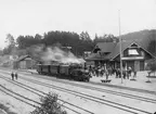 Uddevalla - Lelångenbanan, ULB lok 2 med tåg
Stationen anlades 1895. Stationshus i en och en halv våning i trä.