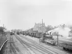 Lok 8 med tåg
Stationen anlades 1873-74 av LSSJ. Det ursprungliga stationshuset ersattes 1899, i samband med VGJ anslutning, med en ny byggnad, två våningar och putsad. Denna byggnad utökades 1919, samt undergick 1942 omändring och modernisering. 
LSSJ ,Lidköping - Skara - Stenstorps Järnväg